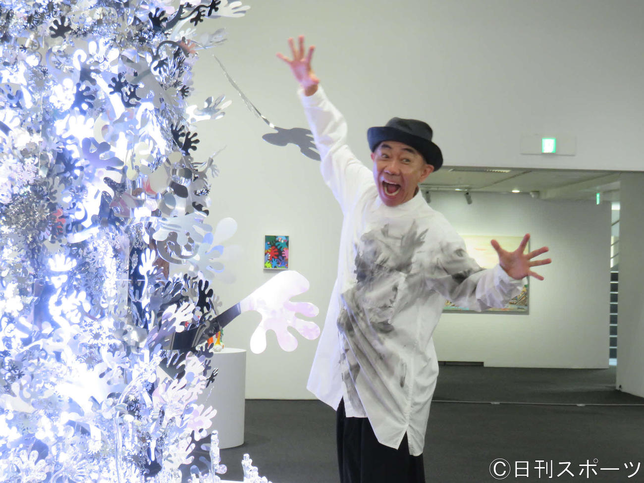 展覧会を開催する木梨憲武