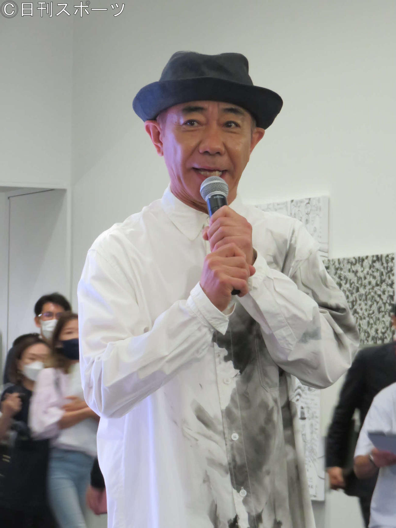 展覧会を開催する木梨憲武