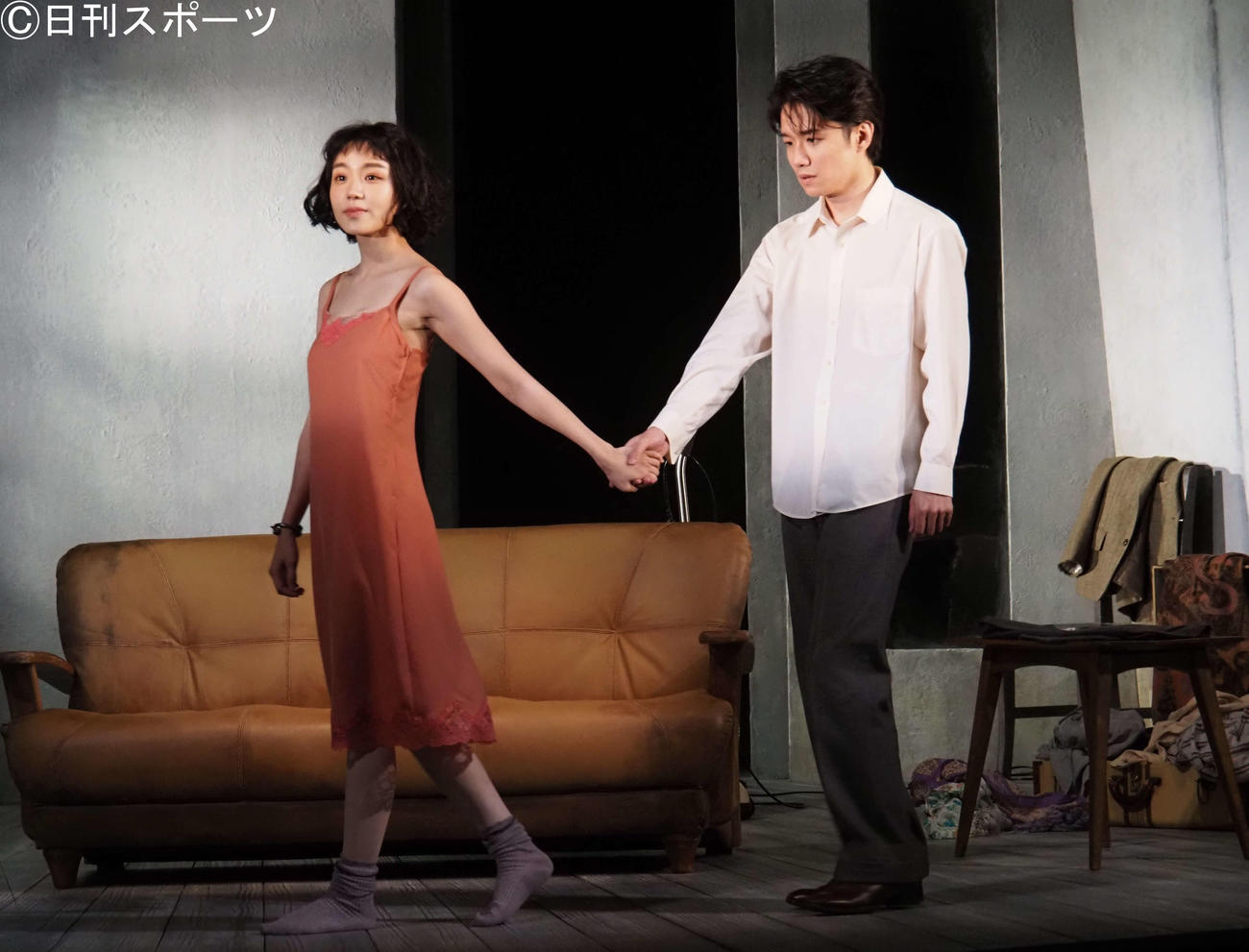 舞台「恭しき娼婦」のワンシーンを演じる風間俊介（右）と奈緒（撮影・遠藤尚子）