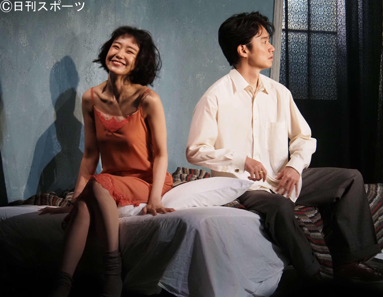 舞台「恭しき娼婦」のワンシーンを演じる風間俊介（右）と奈緒（撮影・遠藤尚子）