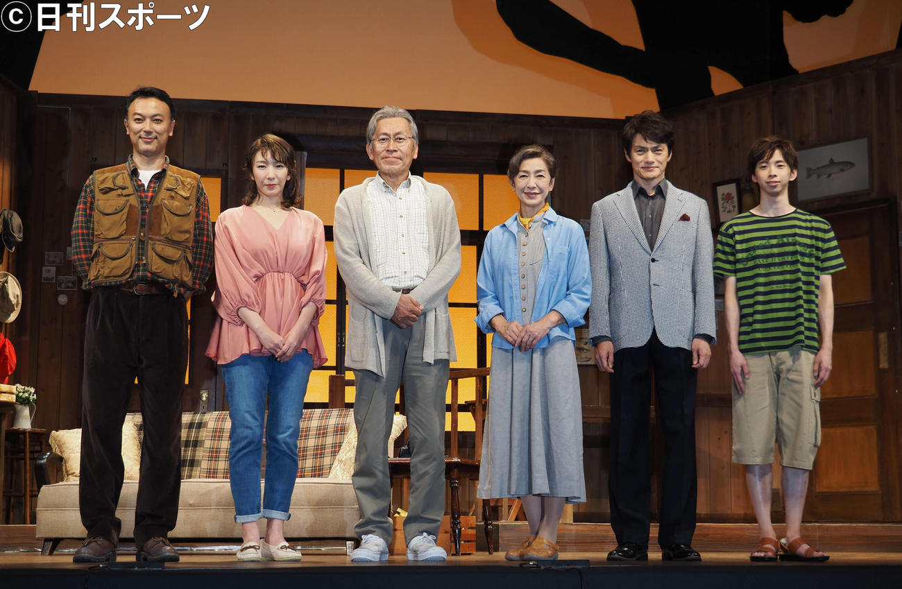 舞台「黄昏」の取材会に出席した、左から石橋徹郎、瀬奈じゅん、石田圭祐、高橋恵子、松村雄基、林蓮音（撮影・遠藤尚子）