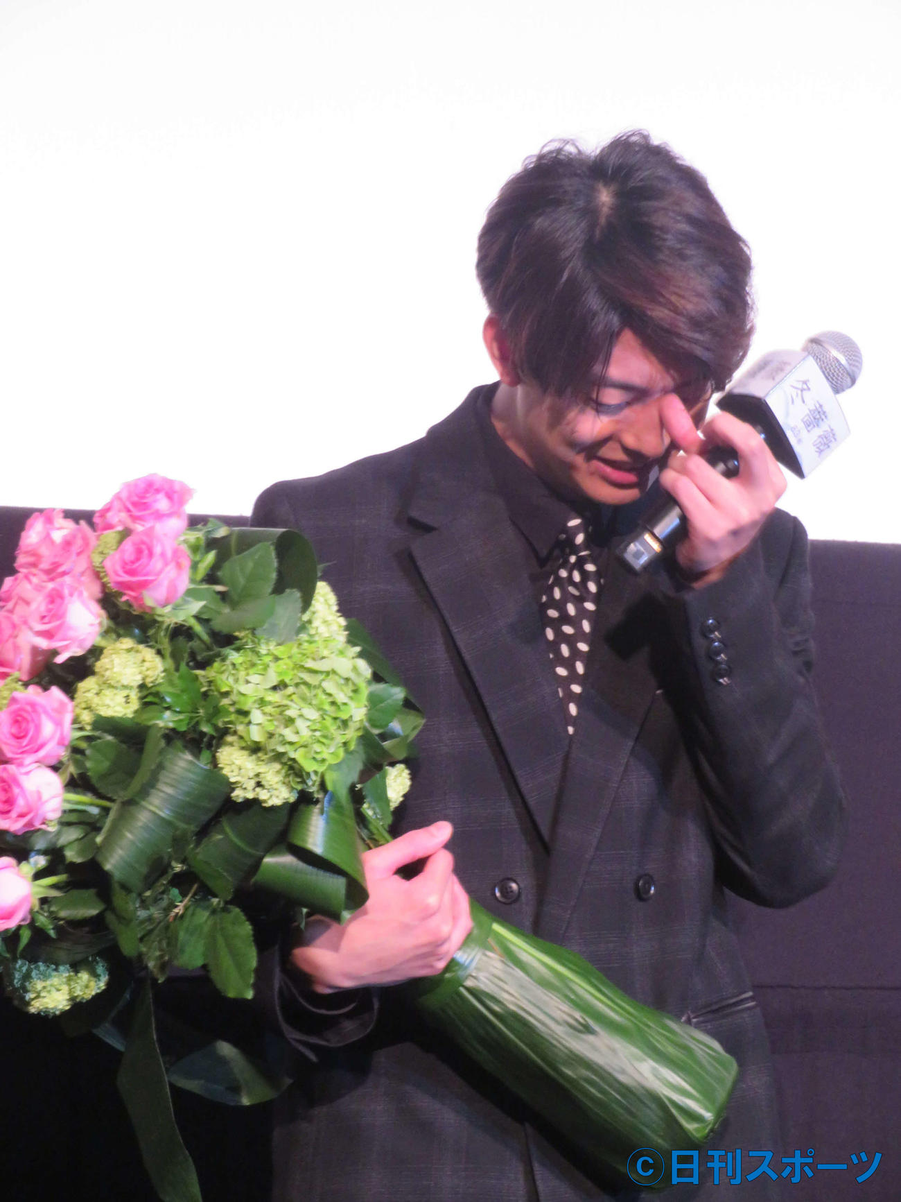 映画「冬薔薇」初日舞台あいさつで涙を拭う伊藤健太郎（撮影・村上幸将）