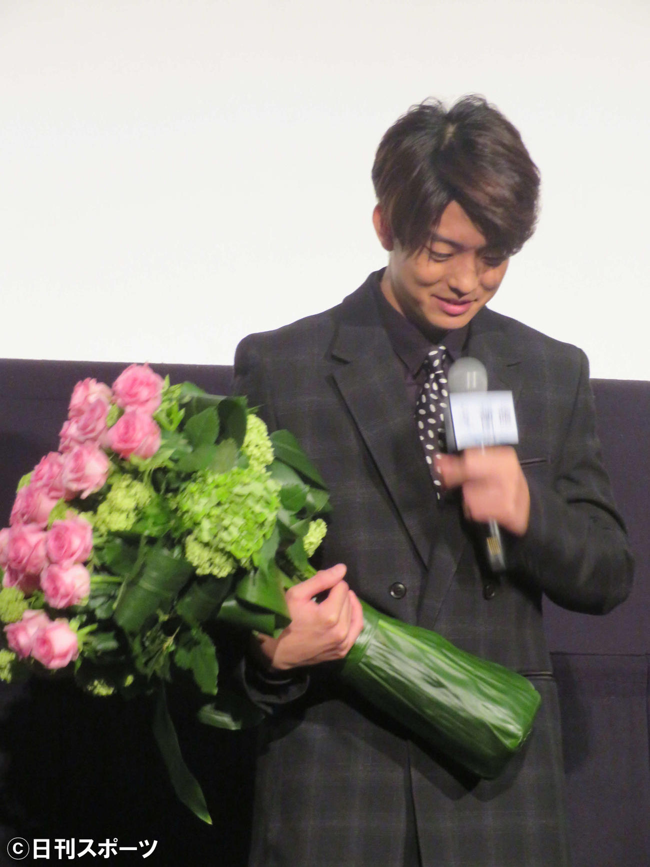 映画「冬薔薇」初日舞台あいさつで涙をこらえる伊藤健太郎（撮影・村上幸将）