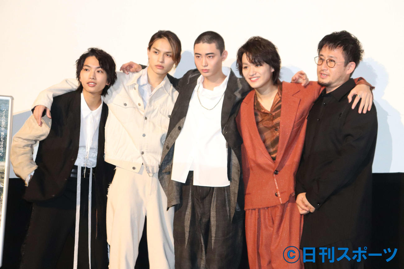 映画「レッドブリッジ」先行上映舞台あいさつに出席した、左から松尾潤、兵頭功海、豊田裕大、大倉空人、山嵜晋平監督（撮影・加藤理沙）