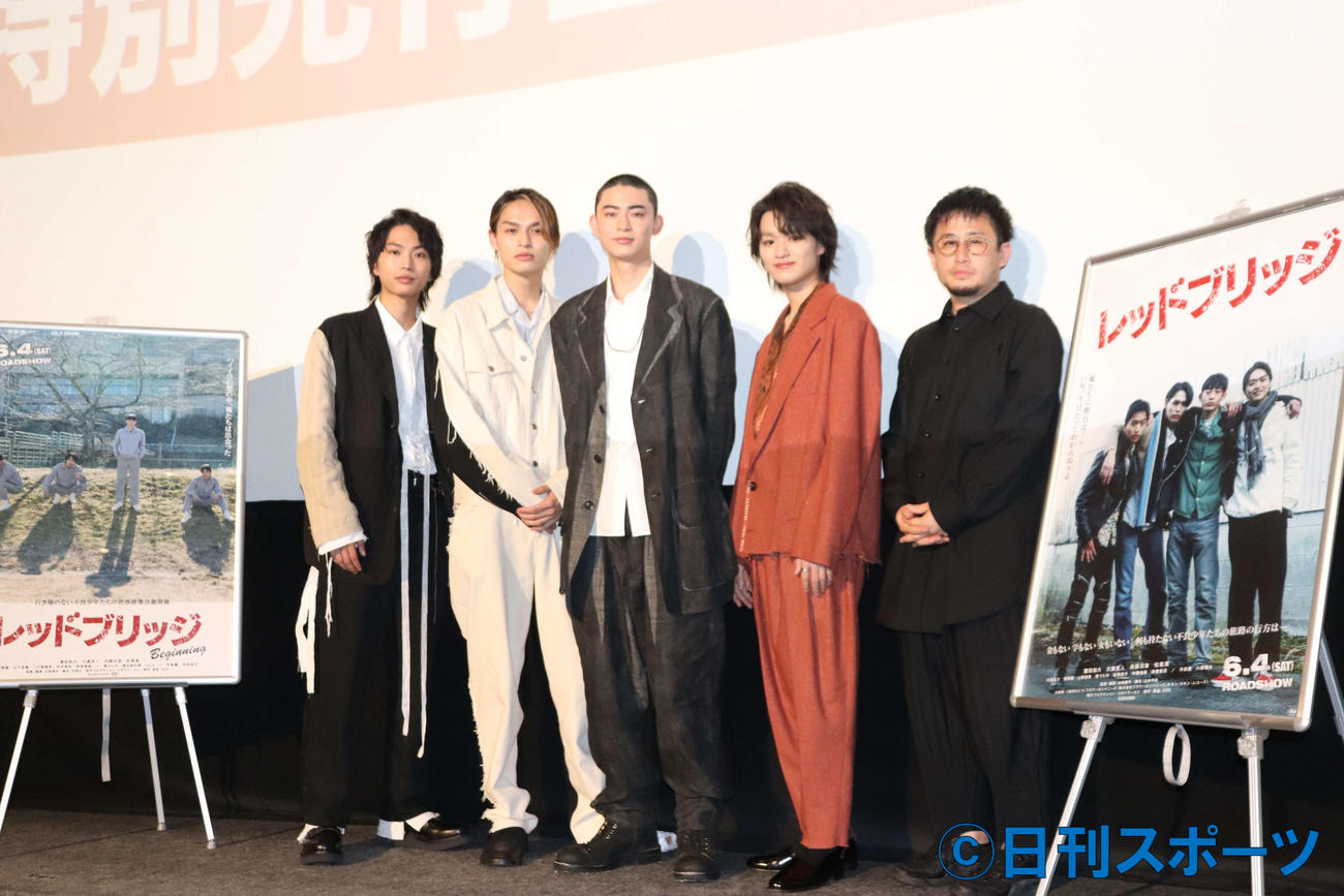 映画「レッドブリッジ」先行上映舞台あいさつに出席した、左から松尾潤、兵頭功海、豊田裕大、大倉空人、山嵜晋平監督（撮影・加藤理沙）