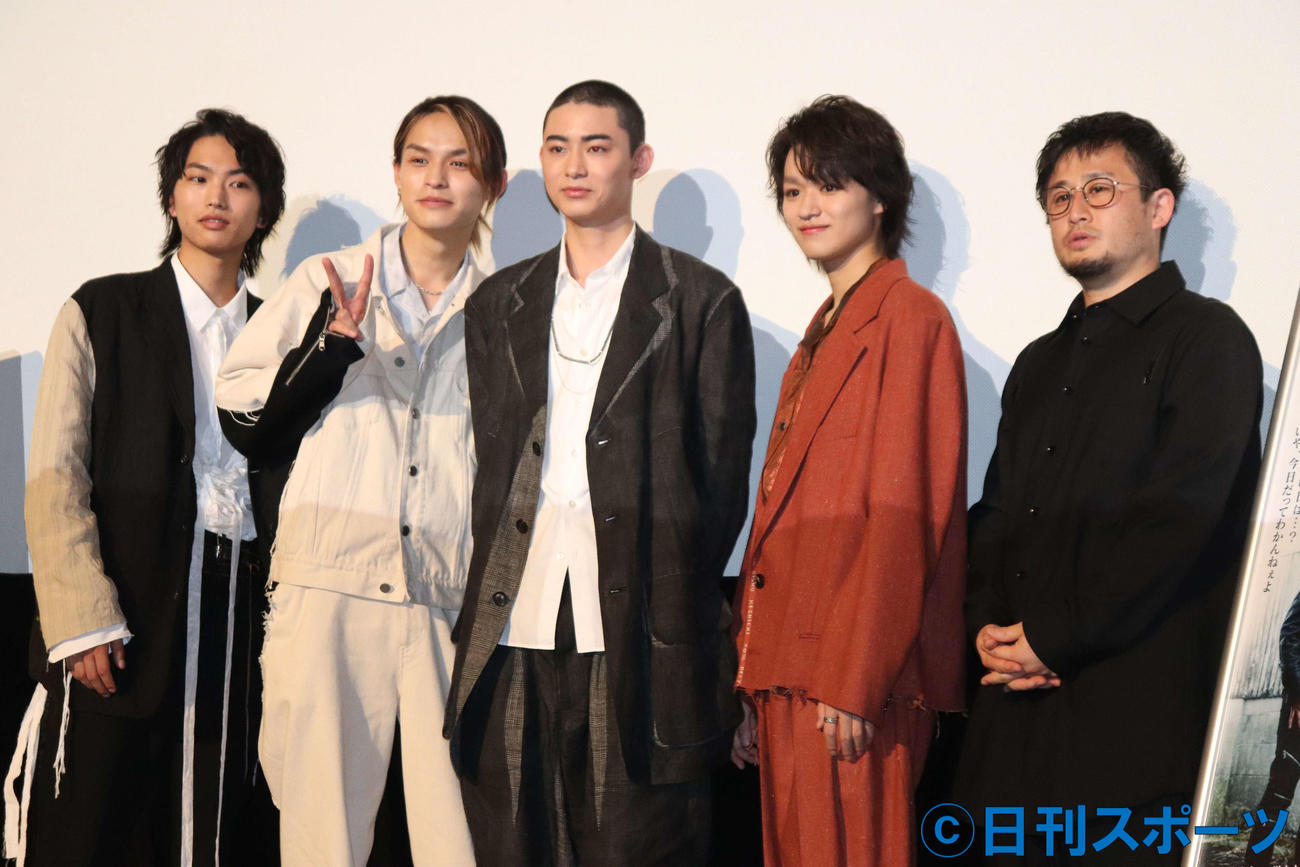 映画「レッドブリッジ」先行上映舞台あいさつに出席した、左から松尾潤、兵頭功海、豊田裕大、大倉空人、山嵜晋平監督（撮影・加藤理沙）