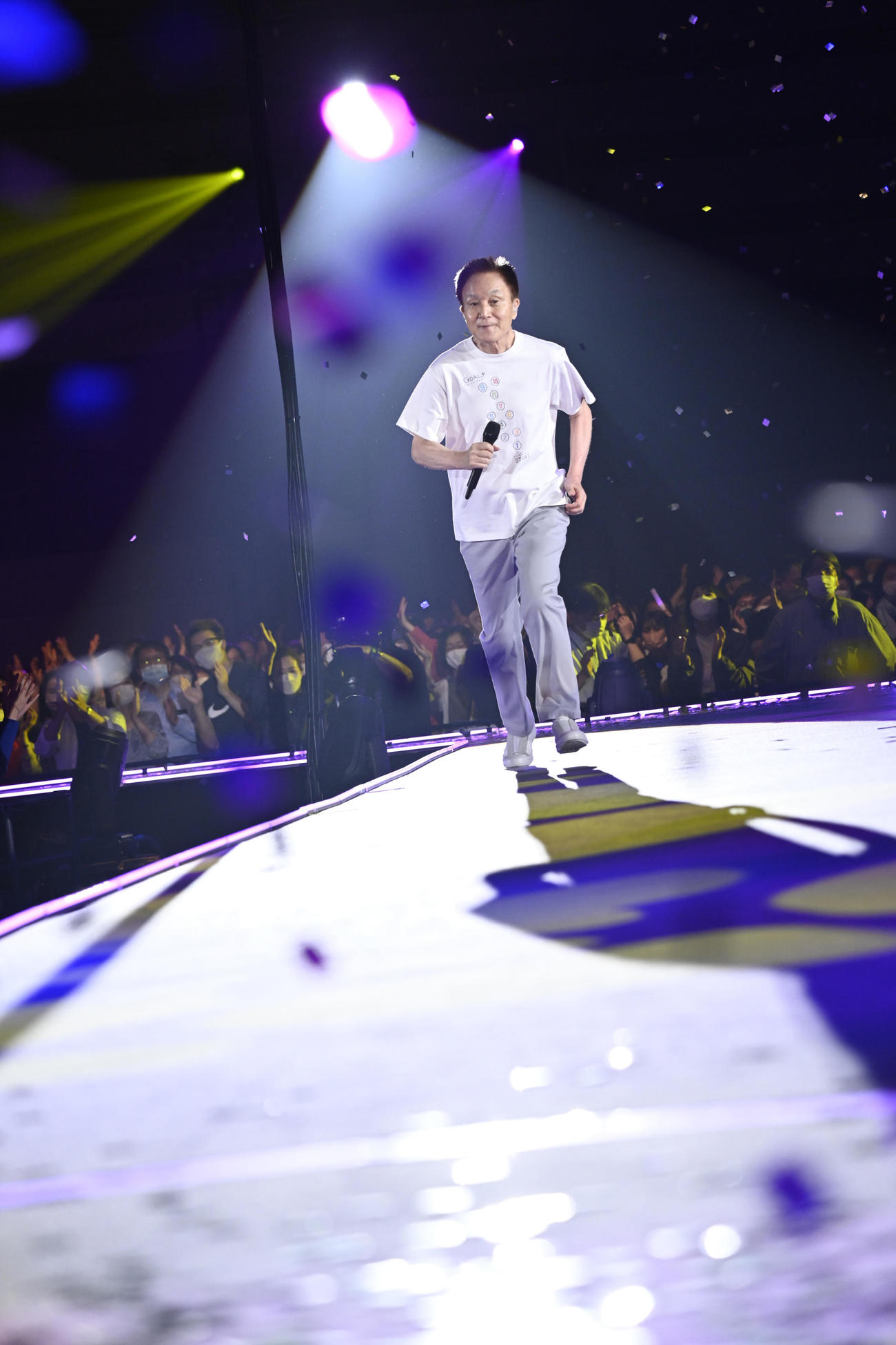 3年ぶりの全国ツアー初日公演で花道を走る小田和正