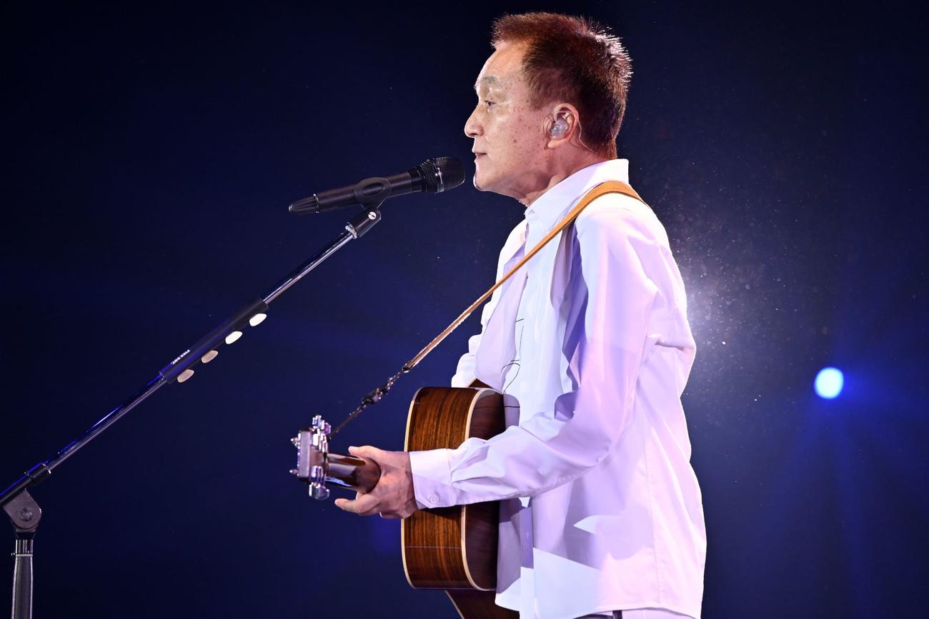 3年ぶりの全国ツアー初日公演で歌う小田和正
