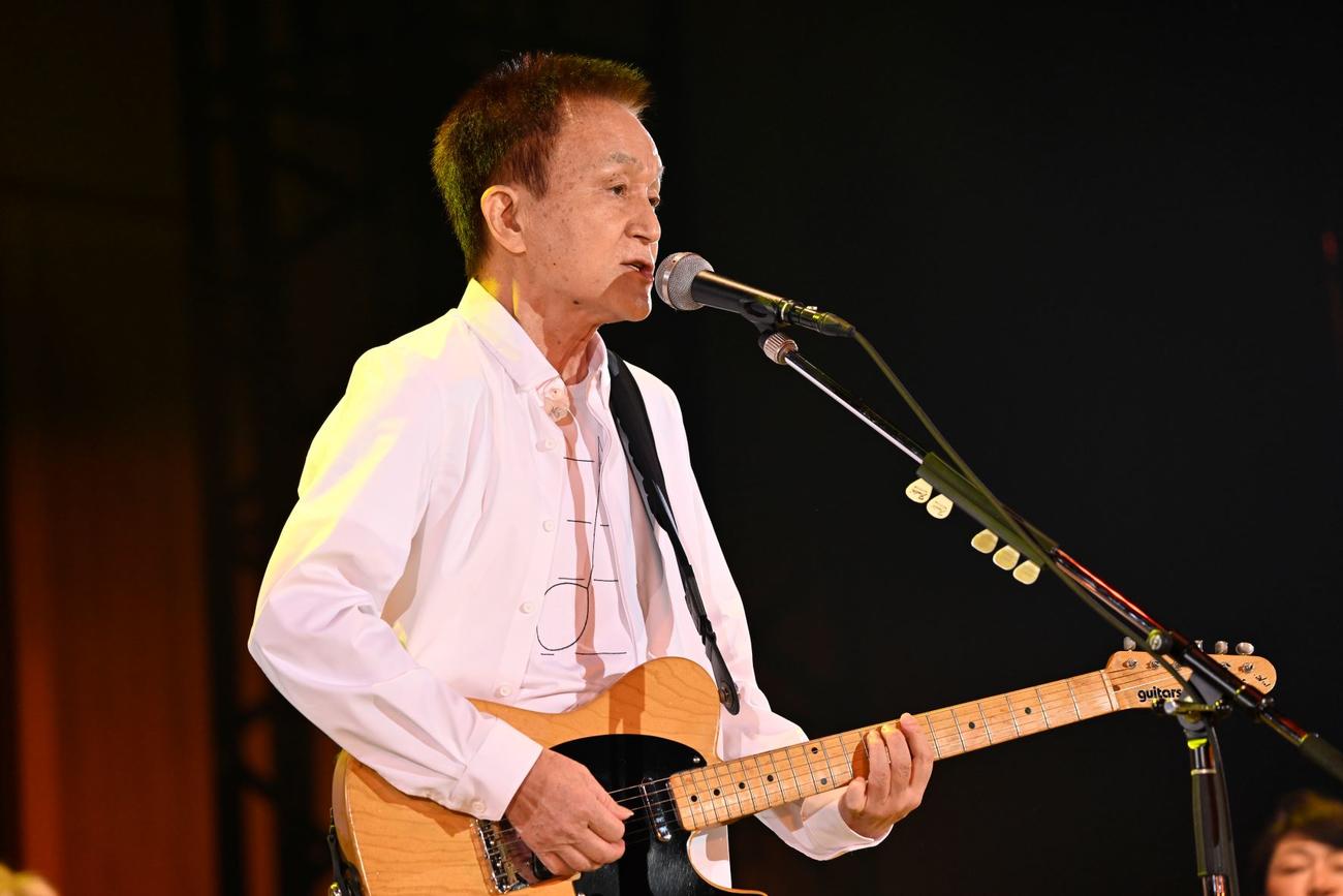 3年ぶりの全国ツアー初日公演で歌う小田和正