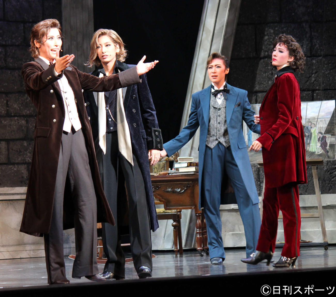 人気スター水美舞斗（左端）はリスト（柚香光）の好敵手ショパンを好演、男装の女性作家に永久輝せあ（右端）がふんした（撮影・村上久美子）