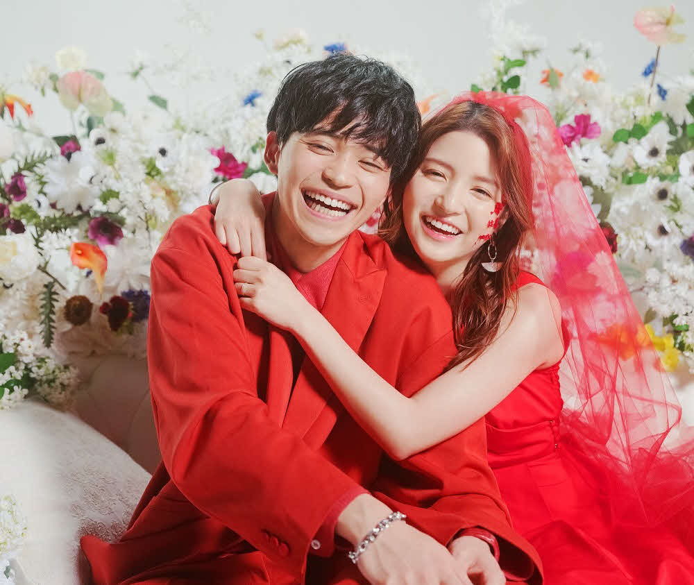 ABEMAで3日にスタートした恋愛番組「私たち結婚しました　3」への出演を発表し、2ショット写真を公開した中田圭祐と川島海荷