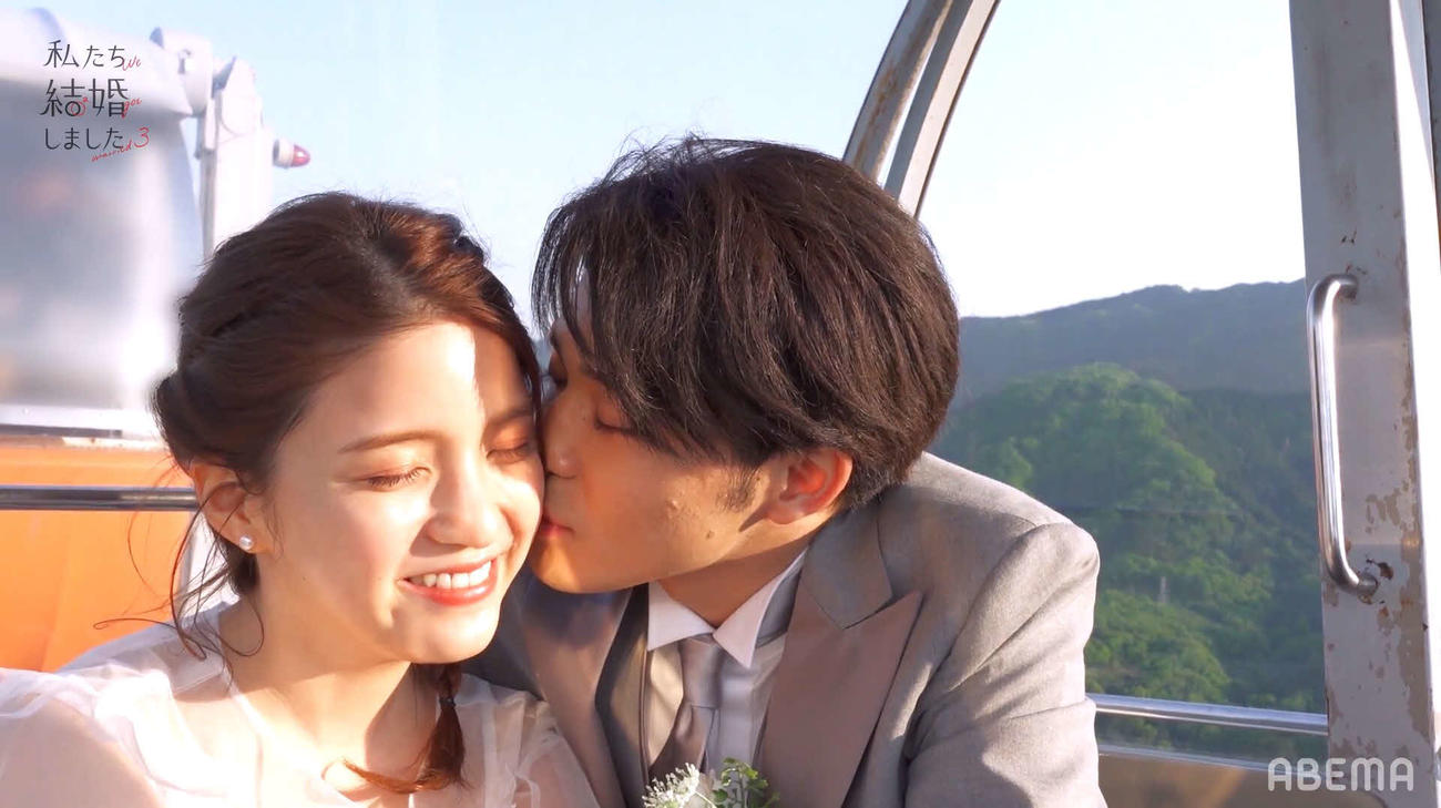ABEMAで3日にスタートした恋愛番組「私たち結婚しました　3」で、初対面ながら観覧車の頂点で誓いのキスをする中田圭祐と川島海荷