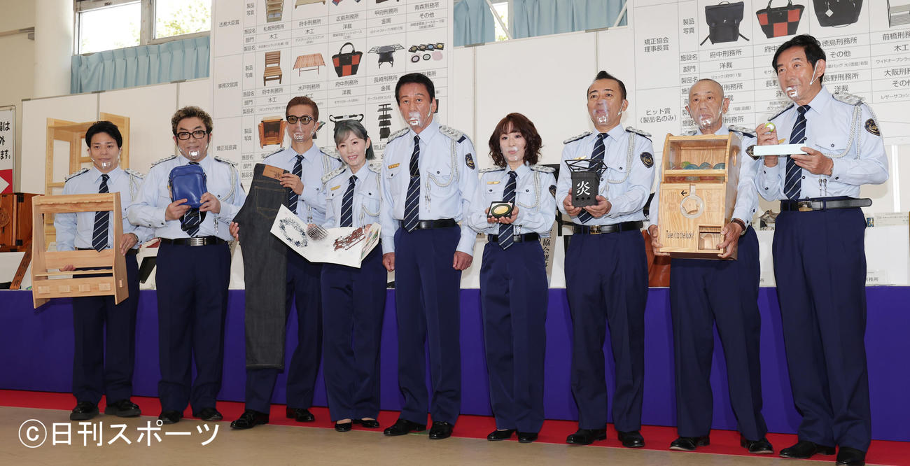 全国矯正展を視察し受刑者の作品を手にする、左から清水宏保、コロッケ、EXILE ATSUSHI、Paix2の北尾真奈美、杉良太郎、Paix2の井勝めぐみ、ゴルゴ松本、桂才賀、石田純一（撮影・野上伸悟）