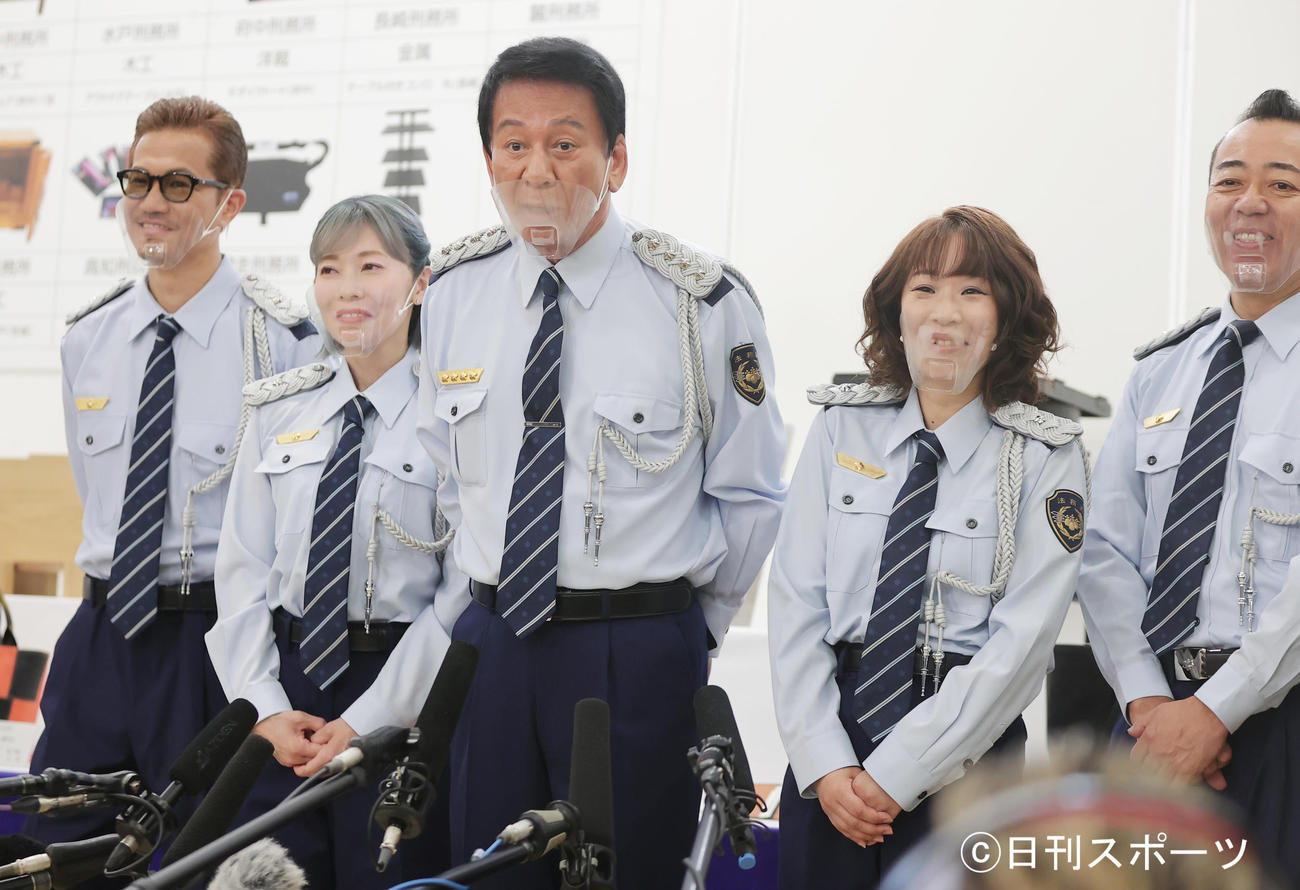 第62回全国矯正展を視察した、左からEXILE ATSUSHI、Paix2の北尾真奈美、杉良太郎、Paix2の井勝めぐみ、ゴルゴ松本（撮影・野上伸悟）