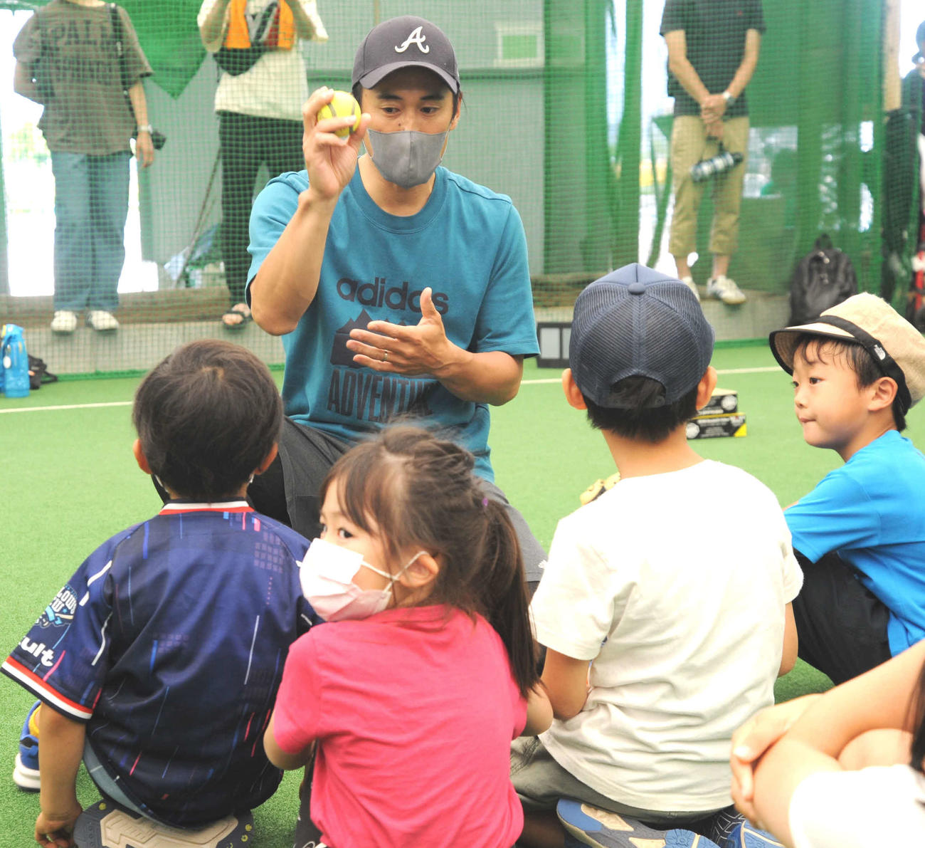 野球教室「Yoshimoto Enjoy Baseball inKoshigaya」で子どもにボールの投げ方を教える片岡保幸氏（撮影・松尾幸之介）