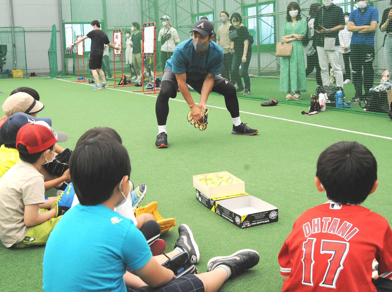 野球教室「Yoshimoto Enjoy Baseball inKoshigaya」で子どもにボールの捕り方を教える片岡保幸氏（撮影・松尾幸之介）