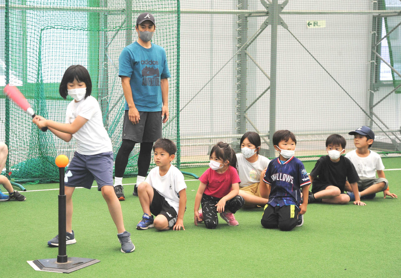 野球教室「Yoshimoto Enjoy Baseball inKoshigaya」で子どものミニゲームを見守る片岡保幸氏（撮影・松尾幸之介）