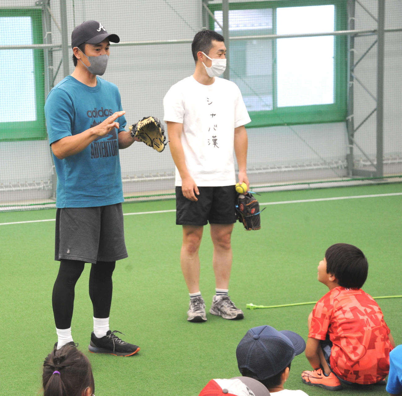 野球教室「Yoshimoto Enjoy Baseball inKoshigaya」で子どもを指導した片岡保幸氏（左）とお笑い芸人の漢咲コータロー（撮影・松尾幸之介）