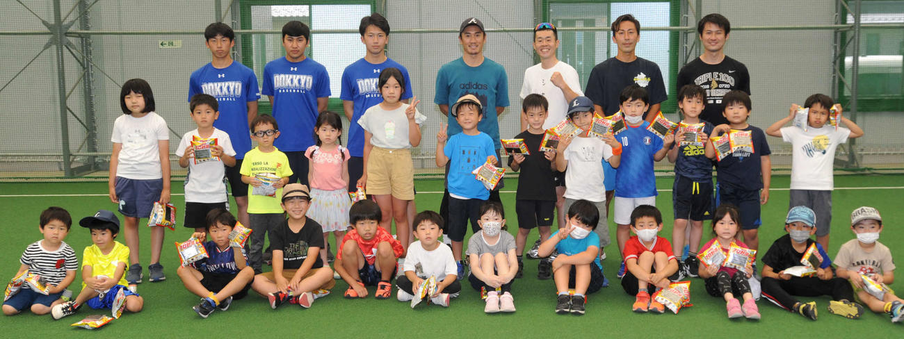 野球教室「Yoshimoto Enjoy Baseball inKoshigaya」で指導者を務めた片岡保幸氏（最後列左から4人目）ら（撮影・松尾幸之介）