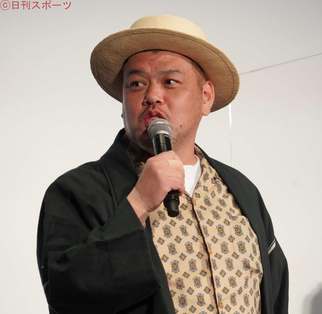 映画「極主夫道　ザ・シネマ」の公開記念舞台あいさつに出席したお笑いコンビ、野性爆弾のくっきー！（撮影・佐藤成）