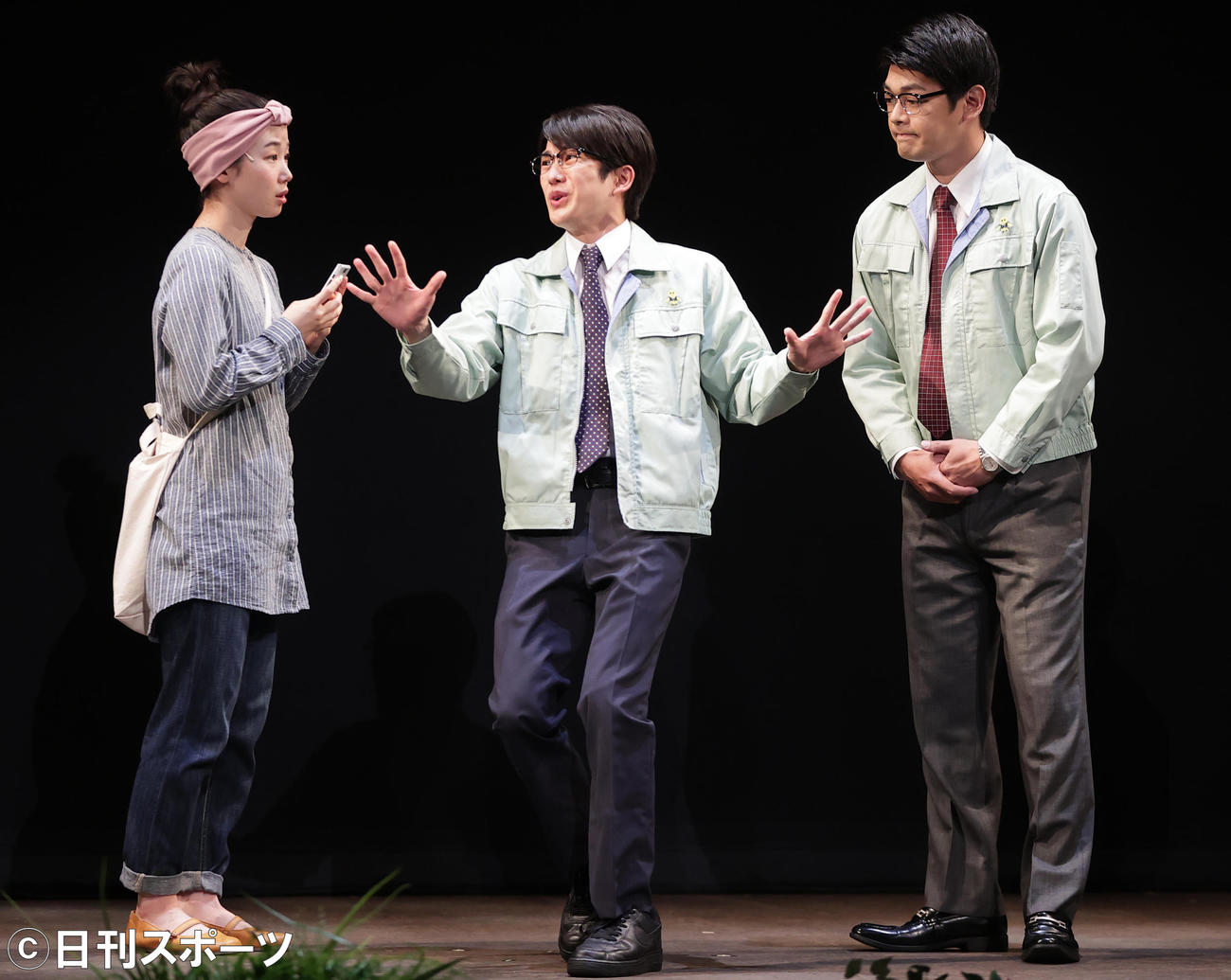 「ようこそ、ミナト先生」の舞台稽古を行う左から天野はな、吉村卓也、野口俊丞（撮影・野上伸悟）
