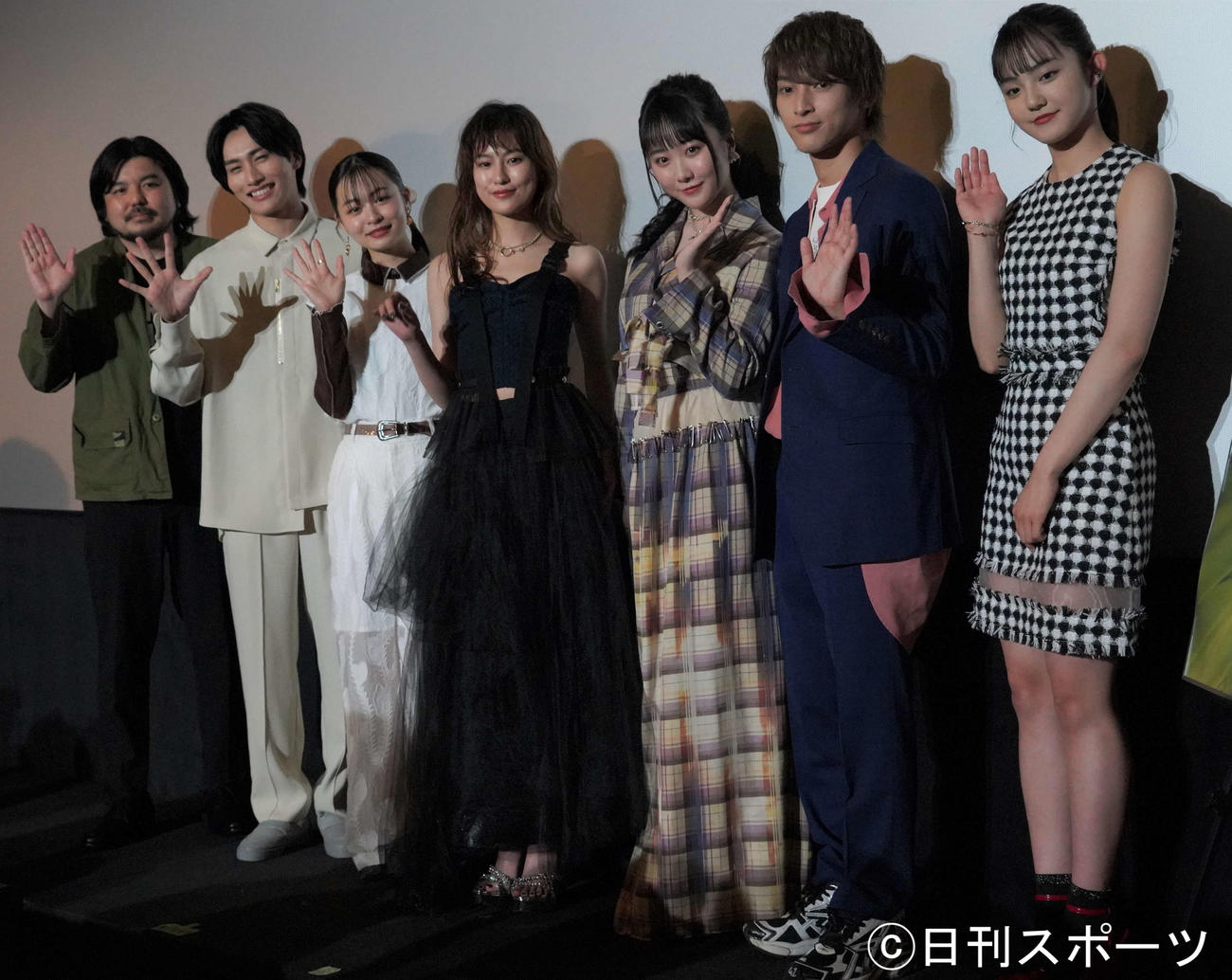 映画「きさらぎ駅」公開記念舞台あいさつに出席した、左から永江二朗監督、寺坂頼我、莉子、恒松祐里、本田望結、木原瑠生、瀧七海（撮影・佐藤成）