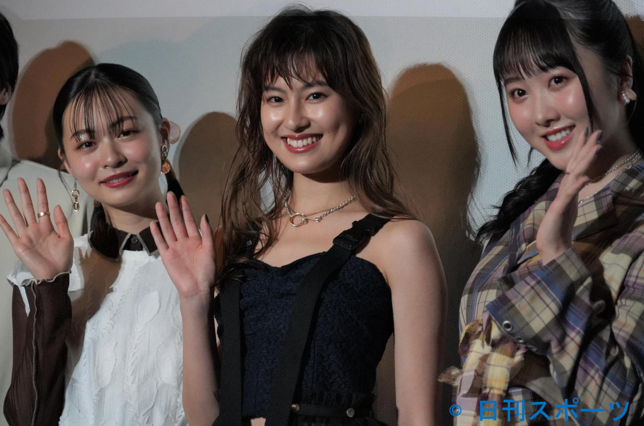 映画「きさらぎ駅」の公開記念舞台あいさつに出席した、左から莉子、恒松祐里、本田望結（撮影・佐藤成）