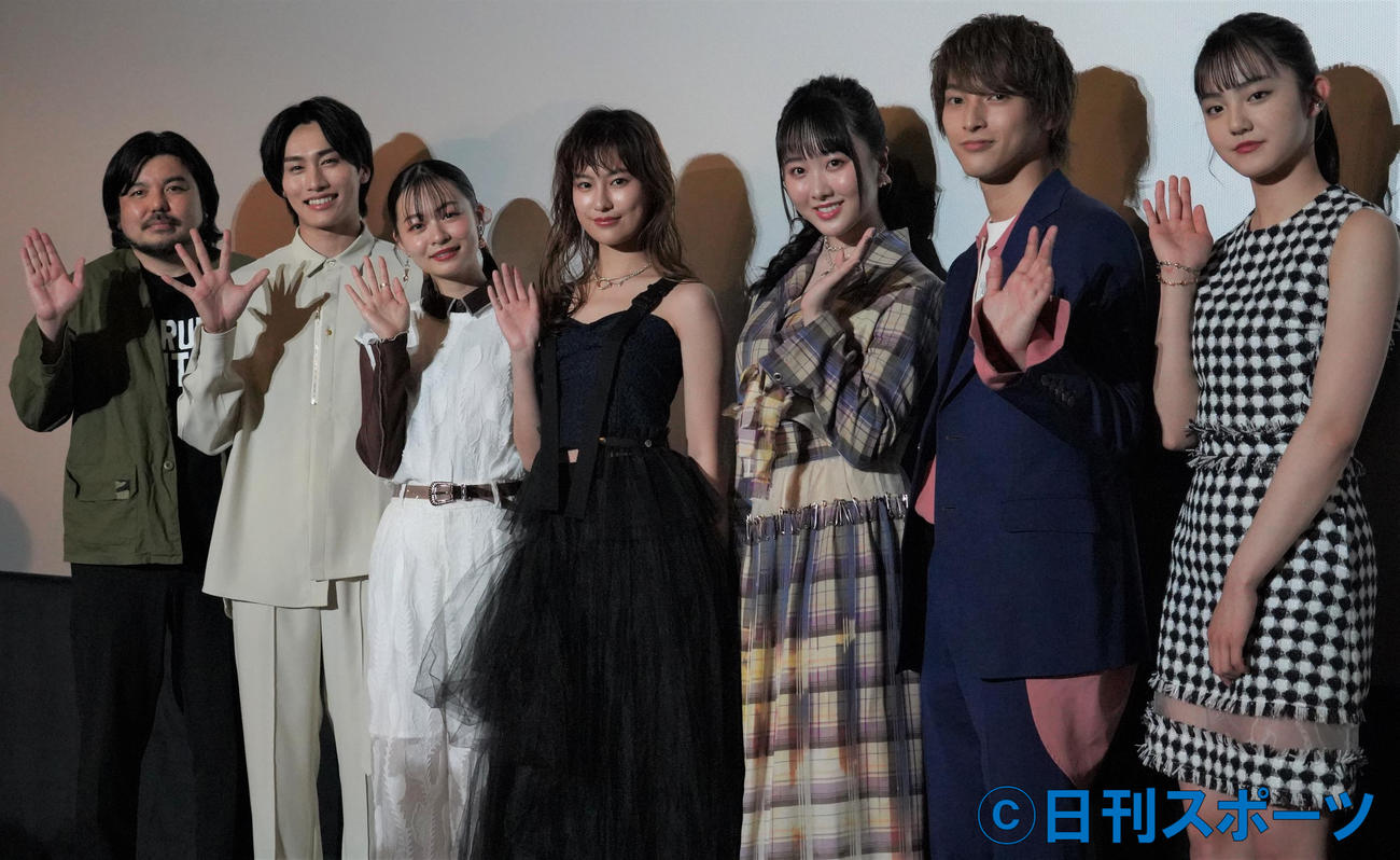 映画「きさらぎ駅」の公開記念舞台あいさつに出席した、左から永江二朗監督、寺坂頼我、莉子、恒松祐里、本田望結、木原瑠生、瀧七海（撮影・佐藤成）