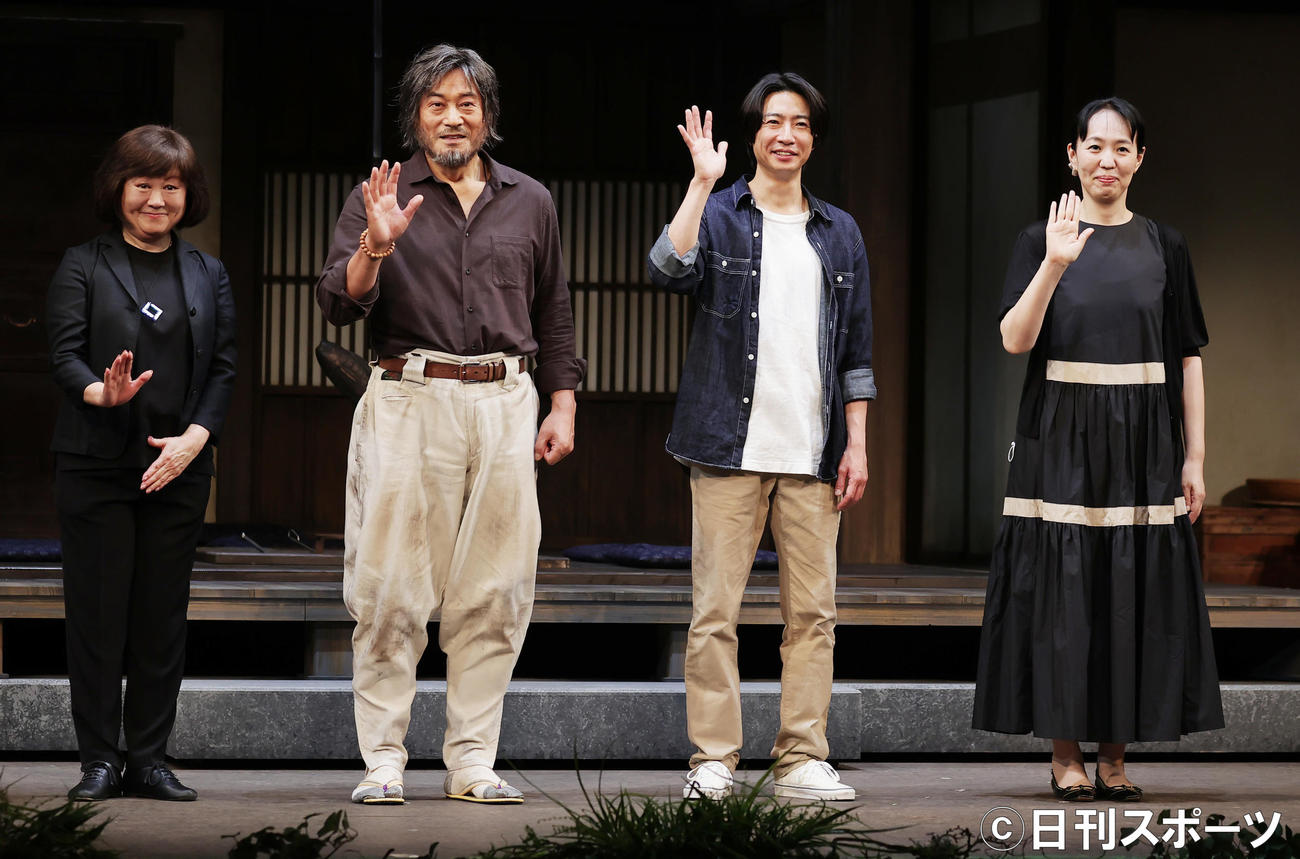 「ようこそ、ミナト先生」取材会でガッツポーズを見せる、左から演出の宮田慶子氏、松平健、相葉雅紀、脚本の金子ありさ氏（撮影・野上伸悟）
