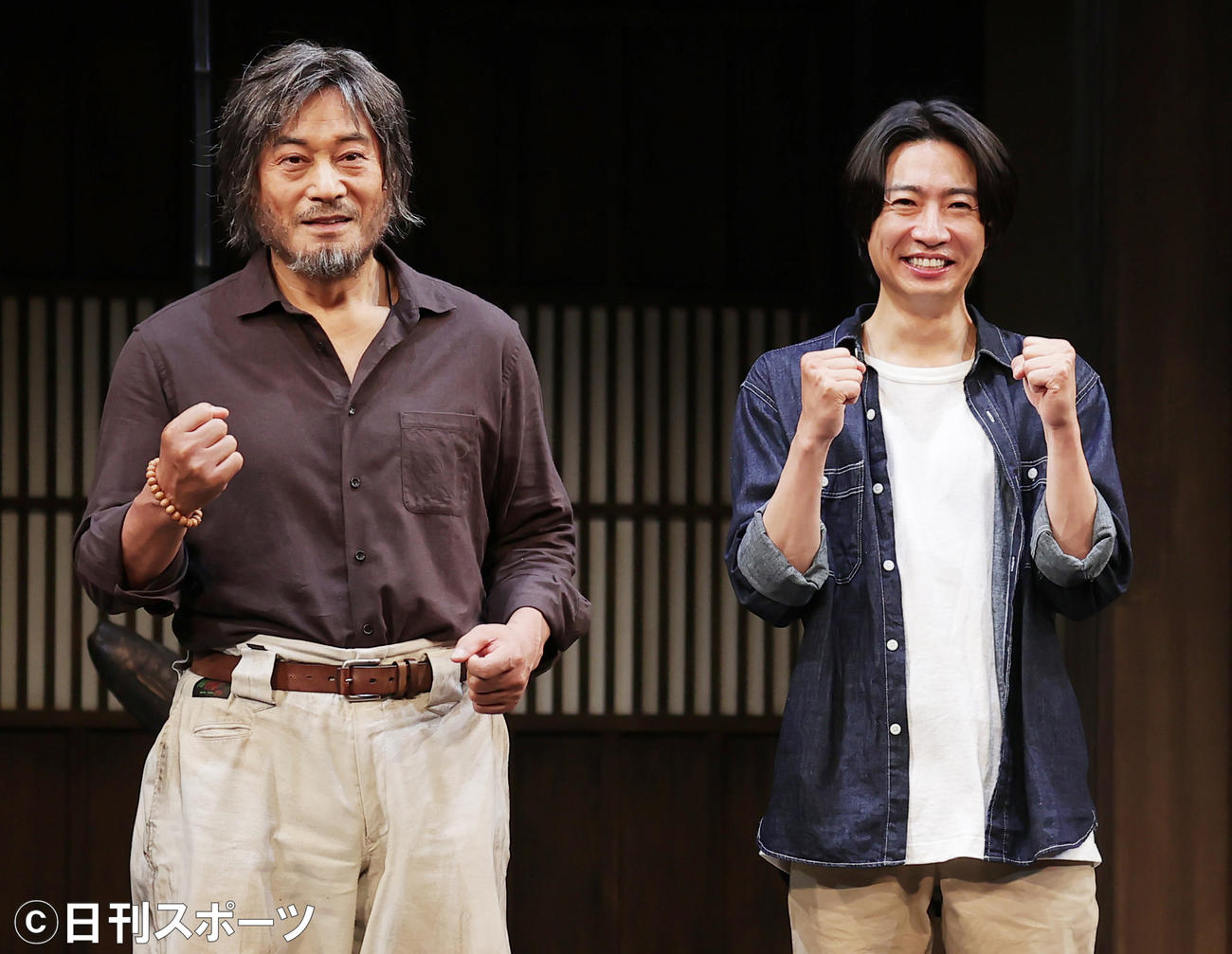 「ようこそ、ミナト先生」取材会でガッツポーズを見せる松平健（左）と相葉雅紀（撮影・野上伸悟）