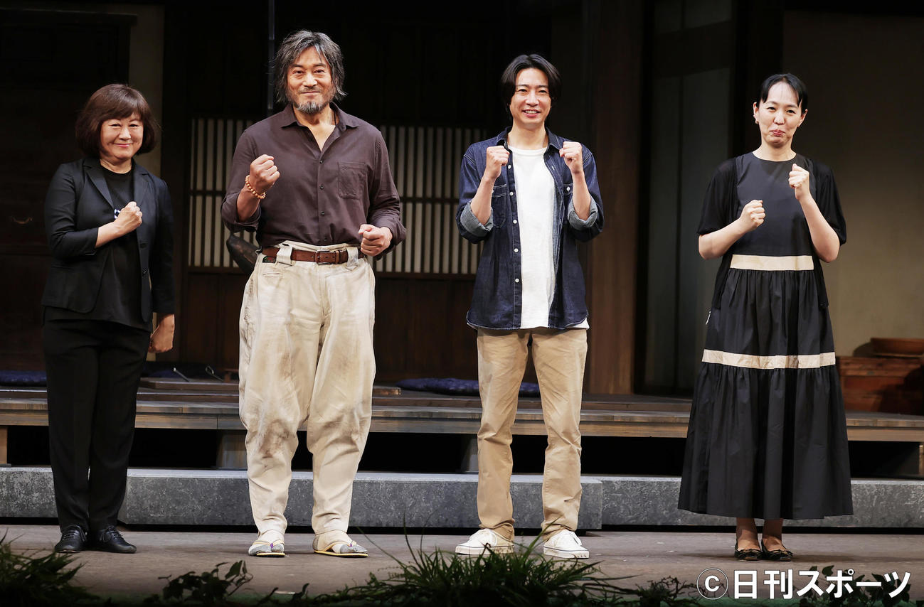 「ようこそ、ミナト先生」取材会でガッツポーズを見せる、左から演出の宮田慶子氏、松平健、相葉雅紀、脚本の金子ありさ氏（撮影・野上伸悟）