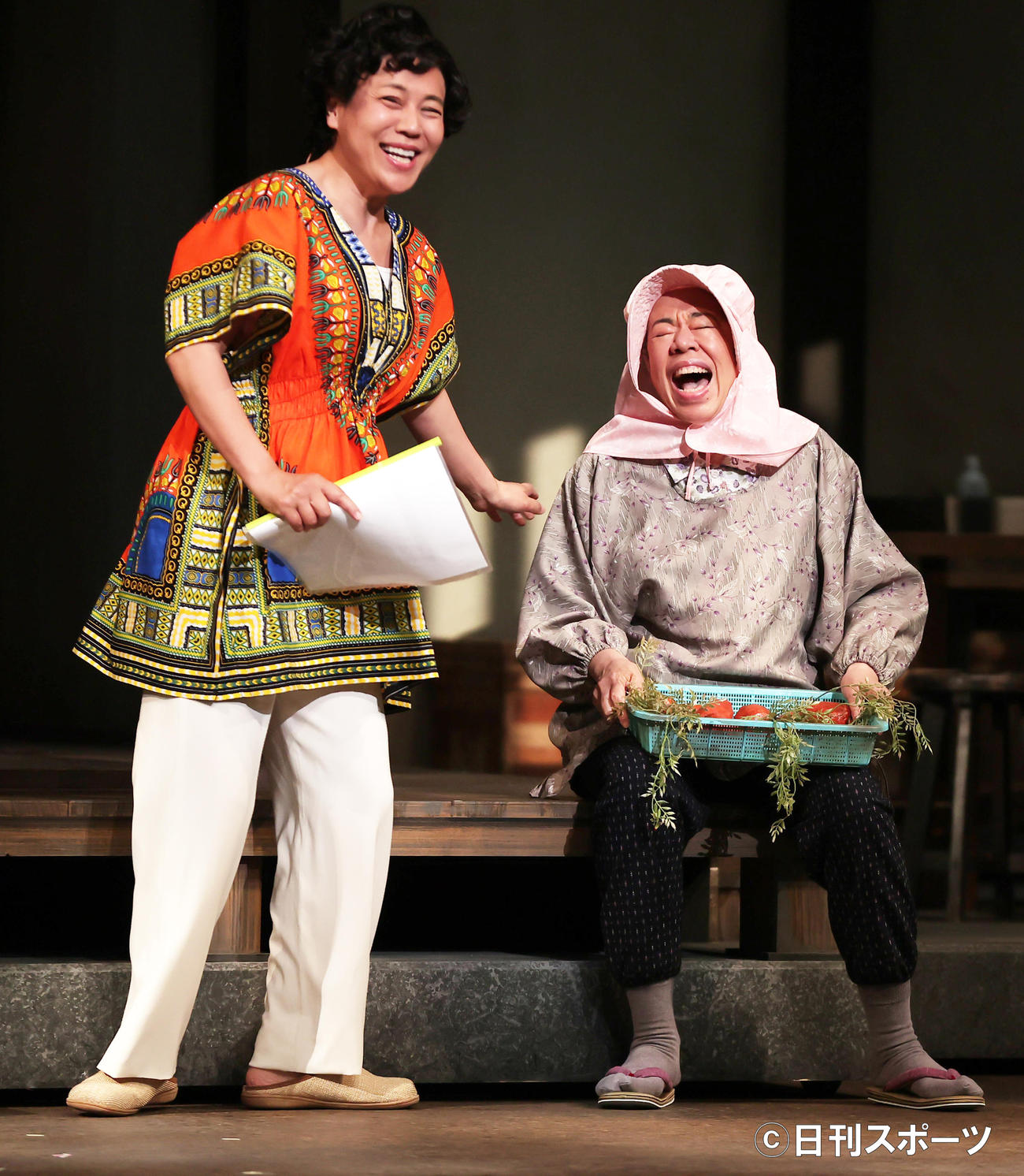 「ようこそ、ミナト先生」のフォトコールを行う青木さやか（左）と田中利花（撮影・野上伸悟）