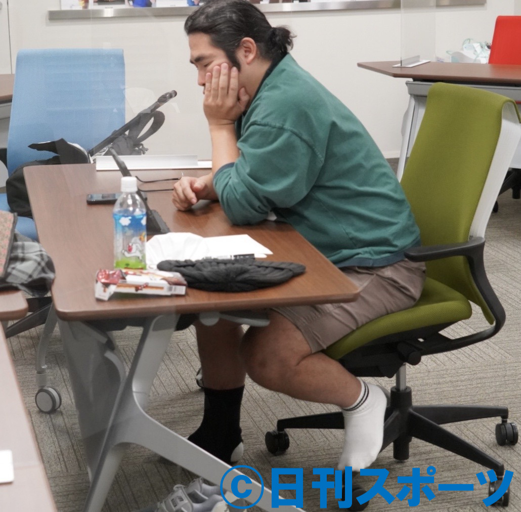 単独ライブ「すってんこロッチ」に向けて会議をするお笑いコンビ、ロッチ中岡創一（撮影・佐藤成）