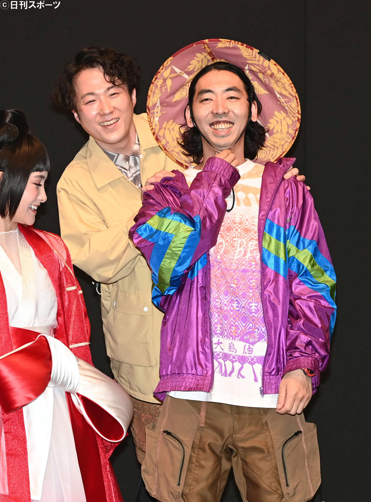 舞台「パンドラの鐘」の取材会で大鶴佐助（後方）と笑顔を見せる柄本時生（撮影・たえ見朱実）