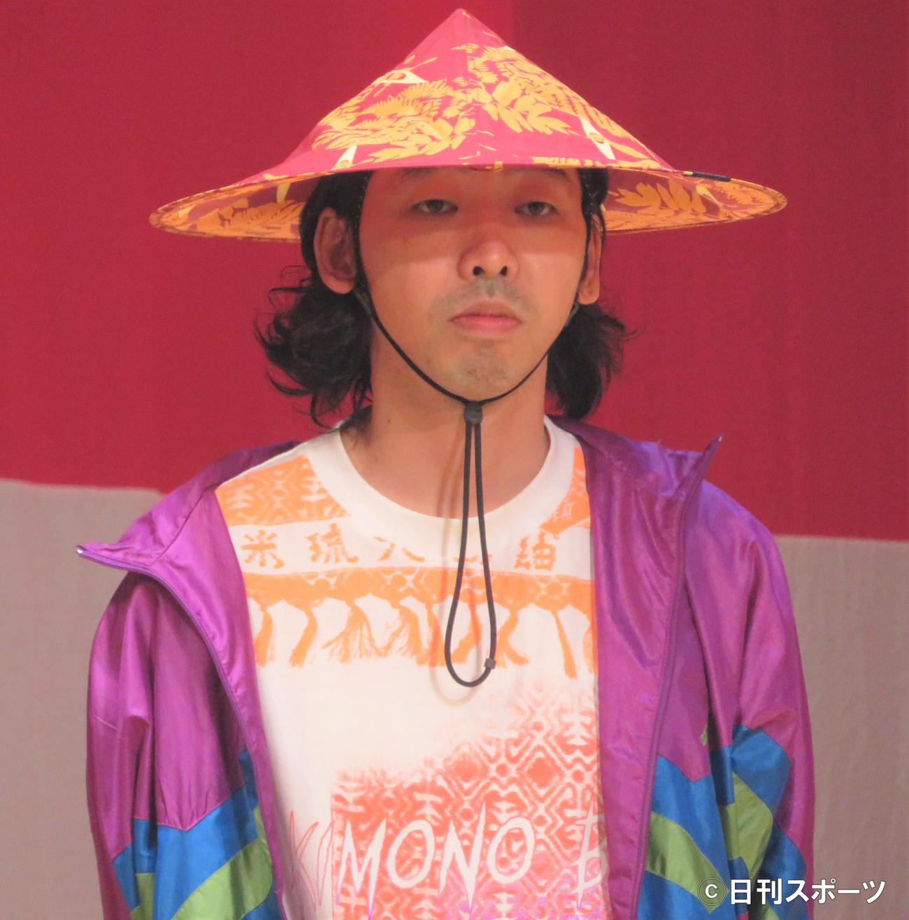 舞台「パンドラの鐘」のプレスコールで演じる柄本時生（撮影・佐藤成）