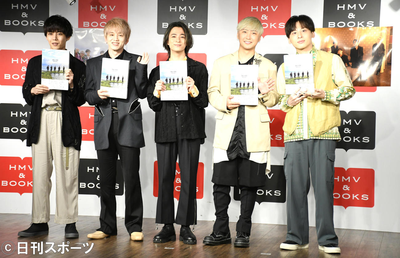 写真集「＋REVERSi」発売記念イベントを行ったDa－iCE。左から岩岡徹、花村想太、和田颯、大野雄大、工藤大輝（撮影・大友陽平）