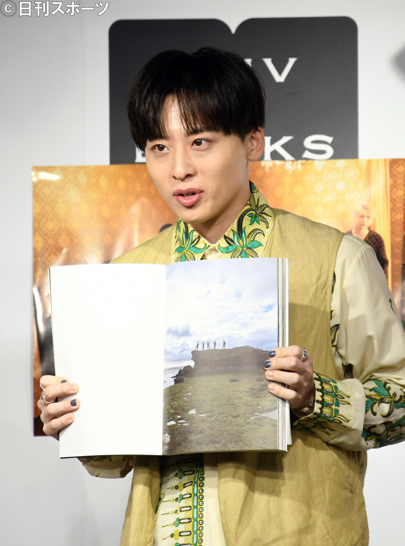 写真集「＋REVERSi」発売記念イベントでお気に入りショットを披露するDa－iCE工藤大輝（撮影・大友陽平）