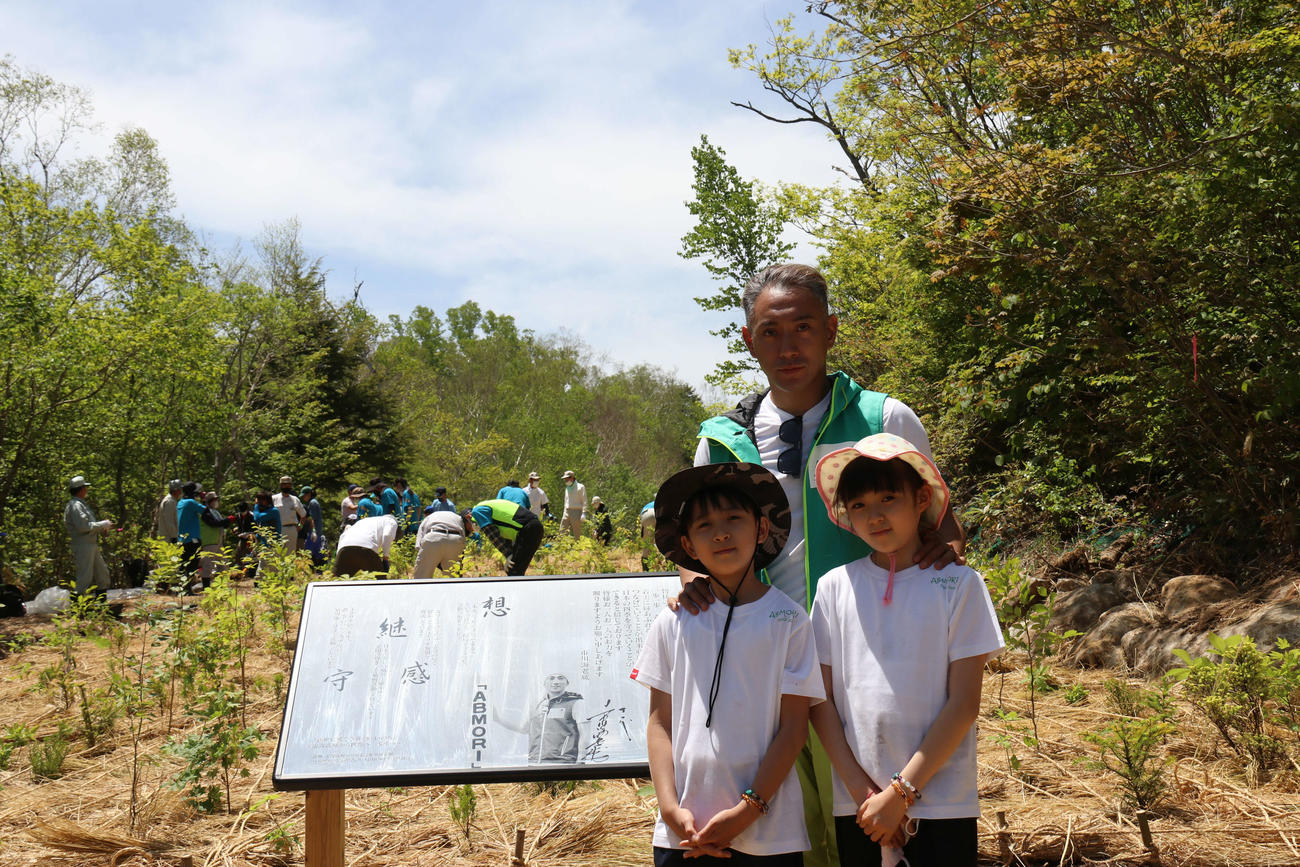 植樹活動「ABMORI」に参加した市川海老蔵（後列）、堀越勸玄君（前列左）、市川ぼたん（山ノ内町提供）