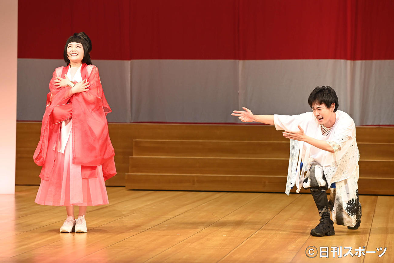 舞台「パンドラの鐘」で熱演するW主演の成田凌（右）と葵わかな（撮影・たえ見朱実）