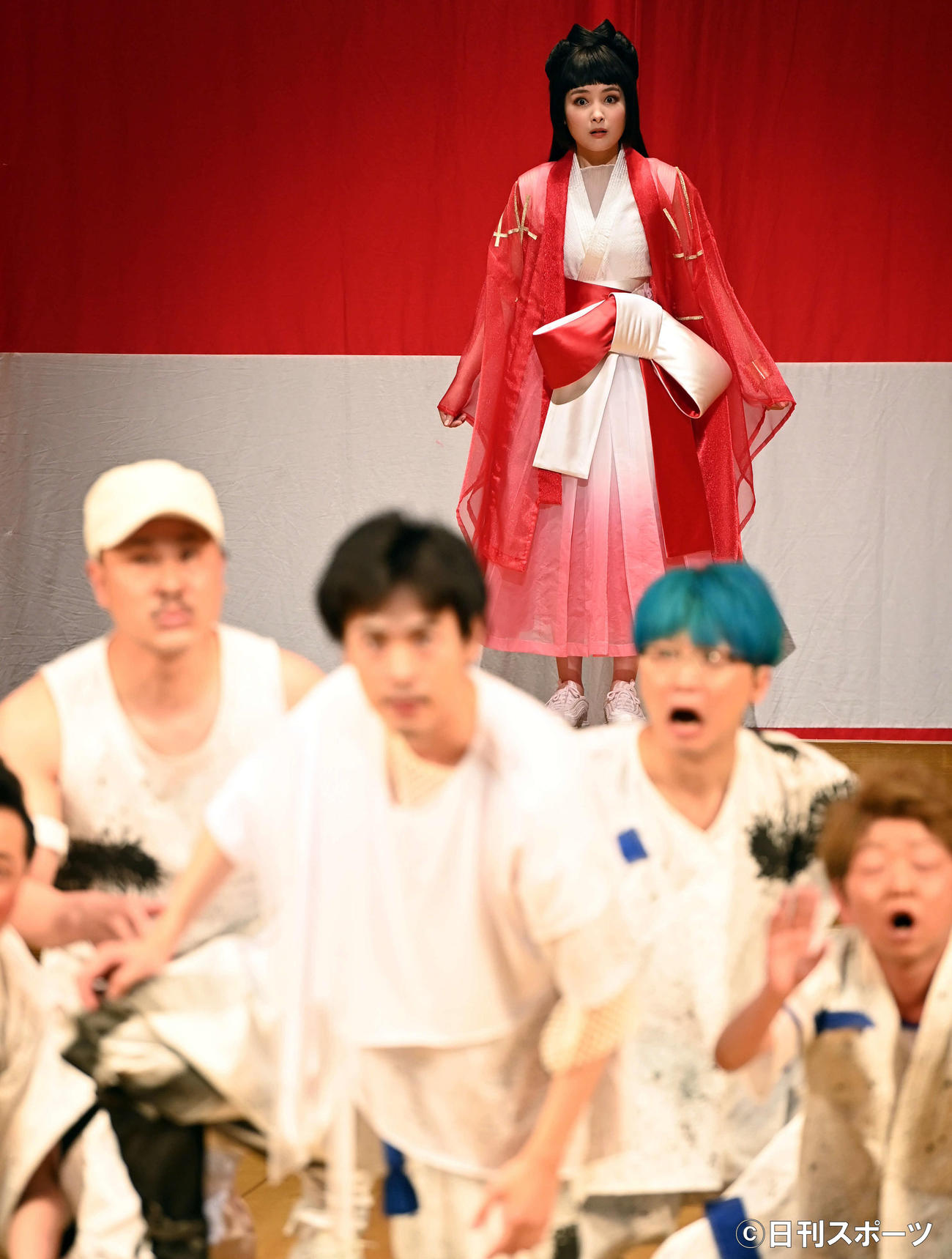 舞台「パンドラの鐘」で熱演する葵わかな（撮影・たえ見朱実）