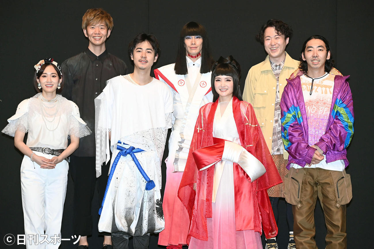 舞台「パンドラの鐘」の取材会で記念撮影をする。前列左から前田敦子、成田凌、葵わかな、柄本時生。後列左から演出家の杉原邦生氏、玉置玲央、大鶴佐助（撮影・たえ見朱実）