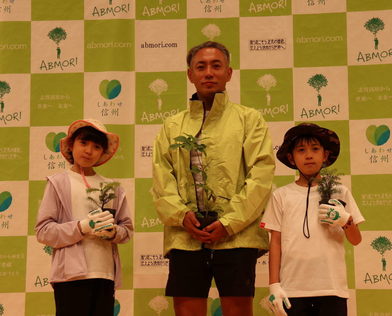 植樹活動「ABMORI」に参加した、左から市川ぼたん、市川海老蔵、堀越勸玄君（山ノ内町提供）