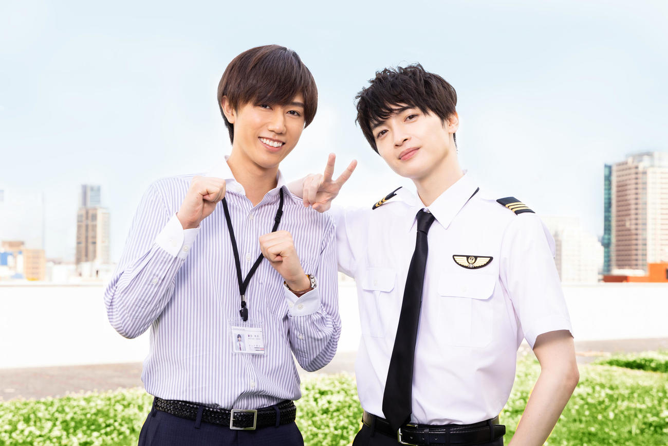 テレビ朝日系連続ドラマ「NICE FLIGHT！」に出演する阿部亮平（左）。右は主演の玉森裕太