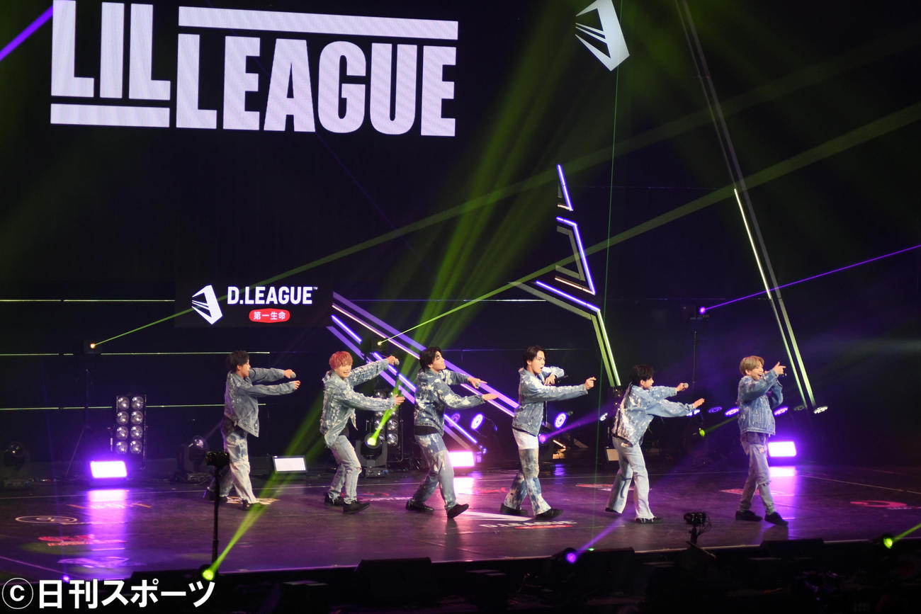 「D．LEAGUE21－22 CHAMPIONSHIP」にゲスト出演してパフォーマンスするLIL LEAGUE（撮影・大友陽平）
