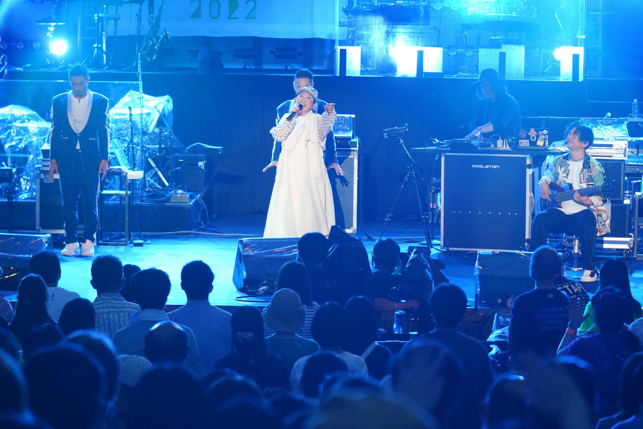 「日比谷音楽祭2022」で熱唱するDREAMS COME TRUEの吉田美和（中央）とベースの中村正人（右端）