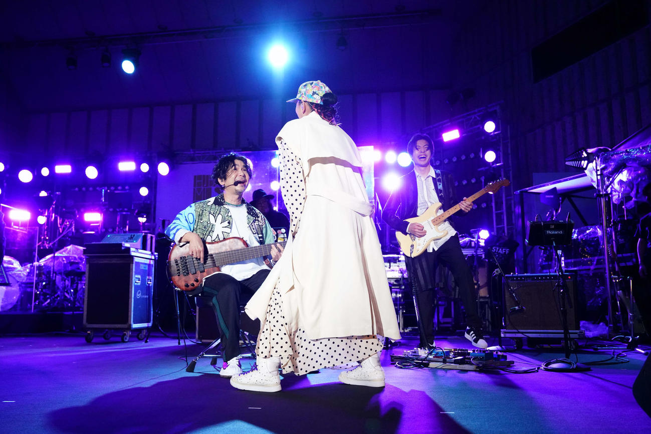 「日比谷音楽祭2022」で熱唱するDREAMS COME TRUEの吉田美和（中央）とベースの中村正人（左端）