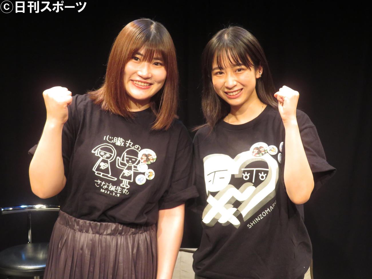 劇団4ドル50セントの芝居ユニット「心臓丸」の隅田杏花（左）と堀口紗奈がガッツポーズ（撮影・横山慧）