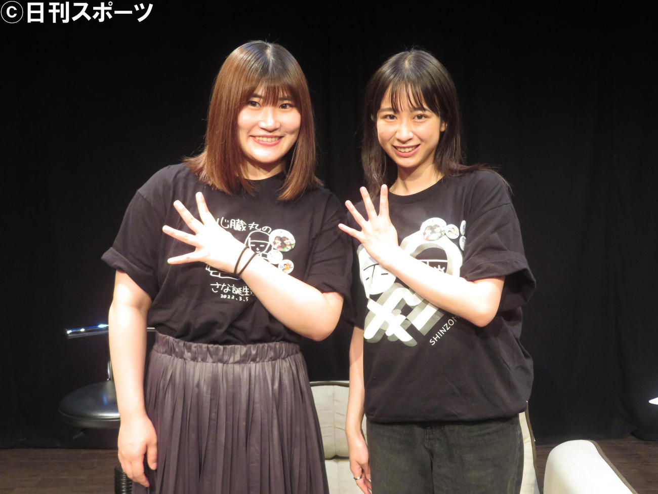 劇団4ドル50セントのポーズを決める芝居ユニット「心臓丸」の隅田杏花（左）と堀口紗奈（撮影・横山慧）