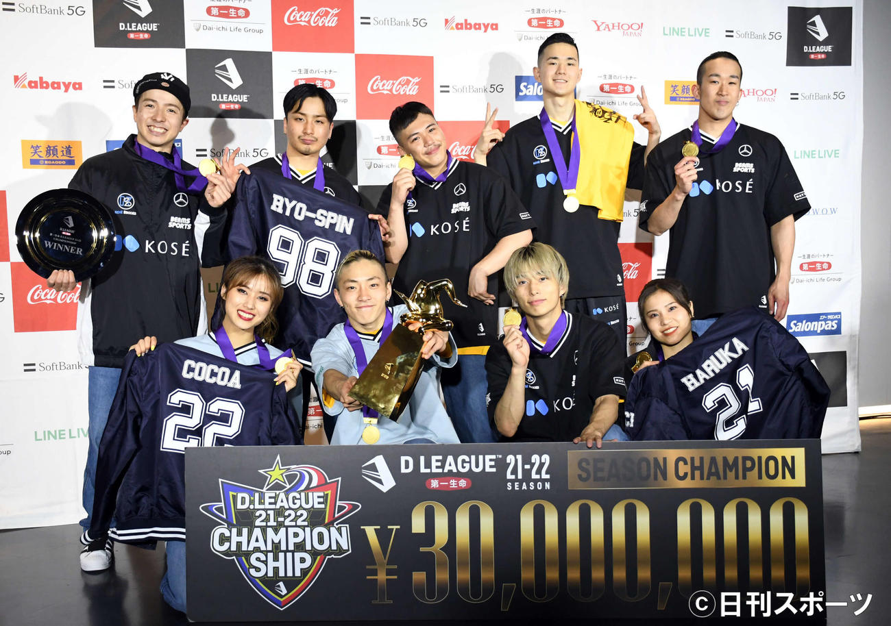 「D．LEAGUE21－22 CHAMPIONSHIP」で優勝したKOSE 8ROCKS。後列中央がISSEI（撮影・大友陽平）