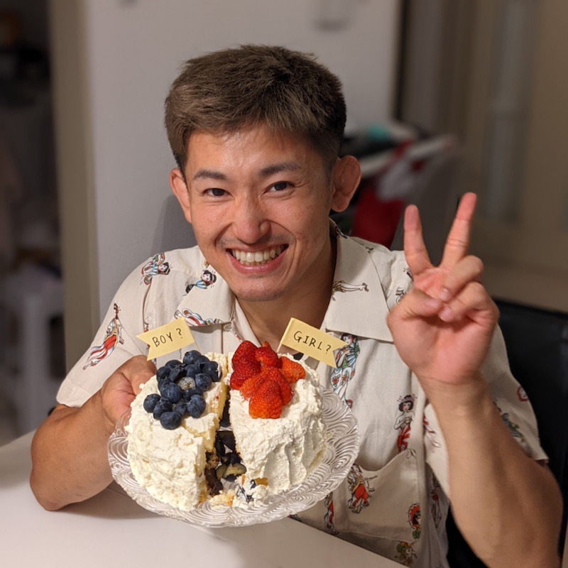 ケーキを手にピースサインをする才賀紀左衛門（オフィシャルブログから）